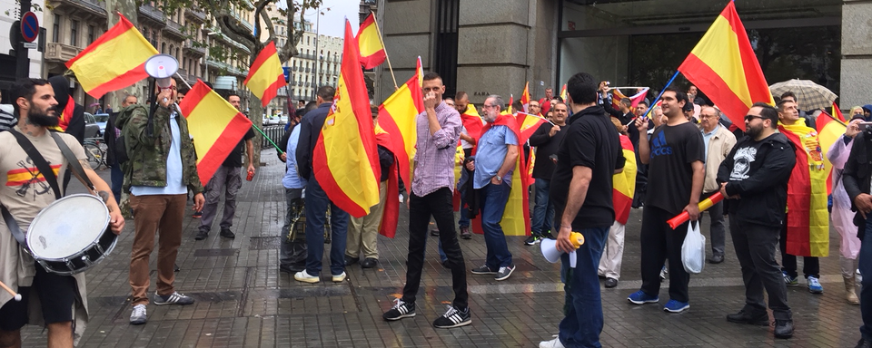 Des manifestants pro-unité sur la place de la Catalogne à Barcelone. [RTS - Cédric Guigon]