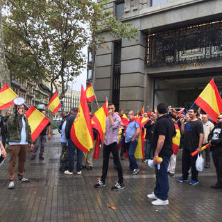 Des manifestants pro-unité sur la place de la Catalogne à Barcelone. [RTS - Cédric Guigon]