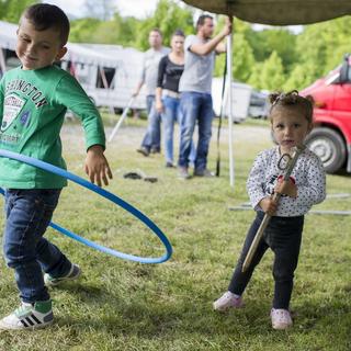 Les gens du voyage sont toujours plus discriminés, estime la Société pour les peuples menacés. [Keystone - Gian Ehrenzeller]