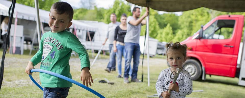 Les gens du voyage sont toujours plus discriminés, estime la Société pour les peuples menacés. [Keystone - Gian Ehrenzeller]