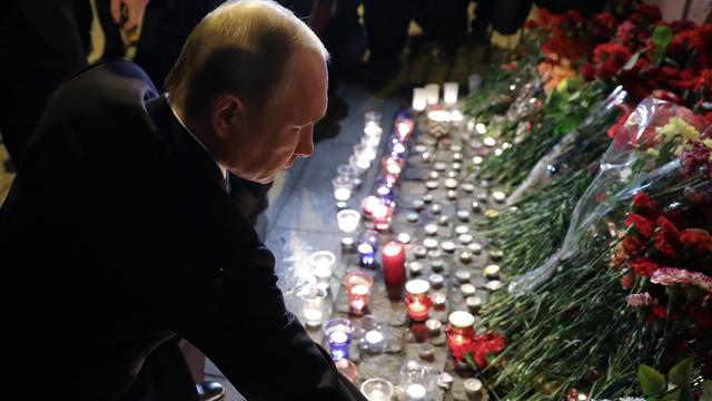Le président russe Vladimir Poutine a déposé lundi soir des fleurs devant la station de métro touchée par l'explosion. [Keystone - Mikhail Klimentyev - EPA - Sputnik]