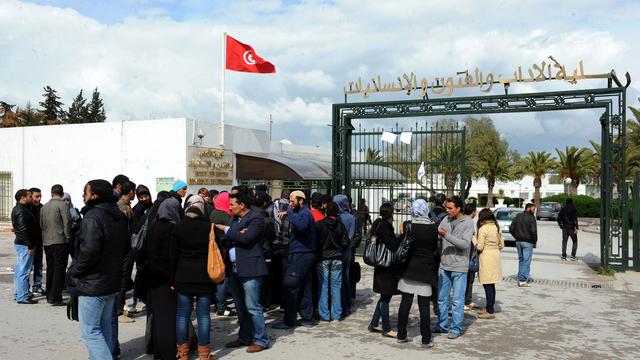 Ansar al-charia - l’aile terroriste du salafisme - installe des tentes de prédications jusque devant les universités, ici l'université de Manuba (photo prétexte). [AFP - Fethi Belaid]