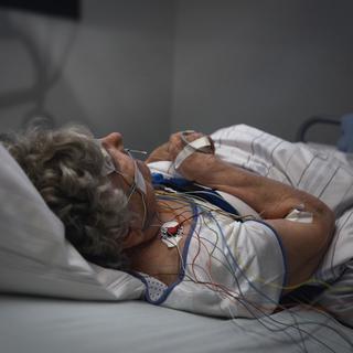 Une patiente en observation dans un laboratoire du sommeil (Image d'illustration). [AFP - Aubert/BSIP]