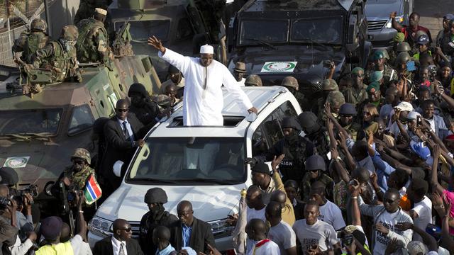 Le président gambien Adama Barrow a été accueilli par la foule après 10 jours d'exil au Sénégal. [keystone - Jérôme Delay]