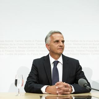 Le conseiller fédéral Didier Burkhalter faisant le point devant les médias à Berne sur les discussions Suisse-Europe. [Keystone - Peter Schneider]