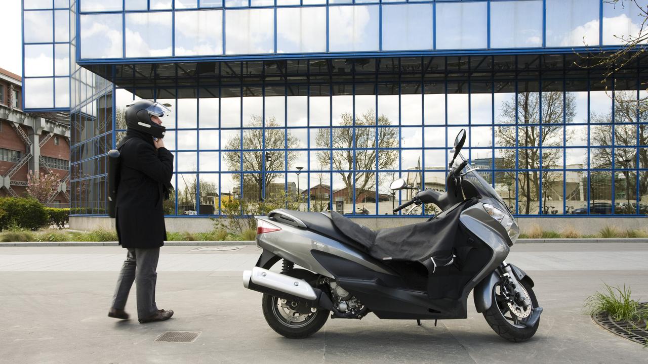 Parquer un scooter ou une moto sur un trottoir est "toléré" à Genève s'il reste un passage d'au moins 1,5 mètre. [AltoPress/PhotoAlto/AFP - James Hardy]