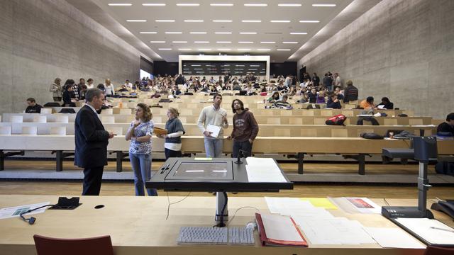 Les étudiants protestent contre la possible augmentation de la taxe à Fribourg. [Keystone - Martin Rütschi]