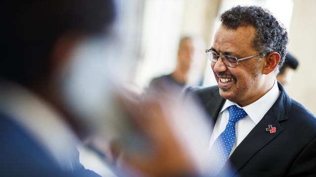 Tedros Adhanom Ghebreyesus quittant l'OMS à Genève après son discours. [Keystone - Valentin Flauraud]