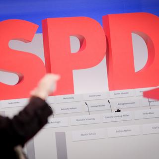 Les sociaux-démocrates du parti allemand SPD doivent décider d'une possible coalition avec la CDU lors de leur congré annuel. [Keystone - Kay Nietfeld]