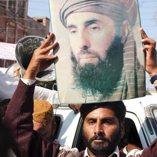 Un manifestant portant un portrait du chef de guerre taliban Gulbadin Hekmatyar. [Keystone - STR]