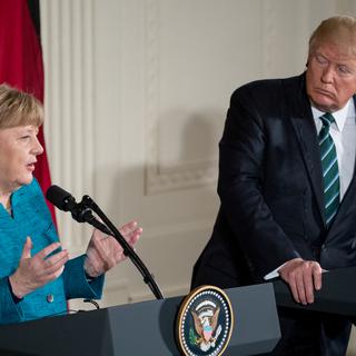 La président américain Donald Trump a reproché à l'Allemagne de trop exporter aux Etats-Unis. [Keystone - AP Photo/Andrew Harnik]