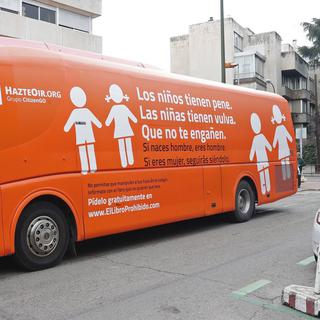 Le bus de l'association catholique espagnole HazteOir porte un message transphobe. [Keystone - ZIPI]