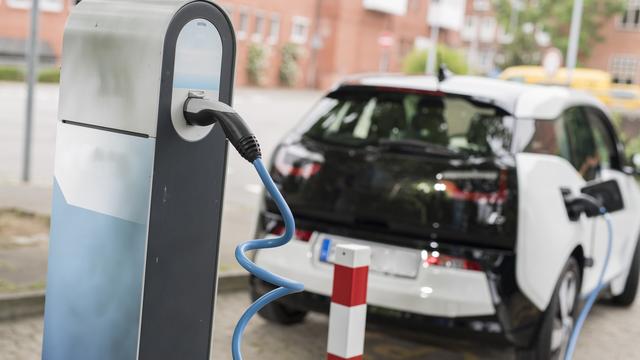 Demain, les voitures électriques remplaceront probablement les voitures à essence. [Bevis photo]