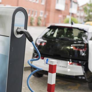 Demain, les voitures électriques remplaceront probablement les voitures à essence. [Bevis photo]