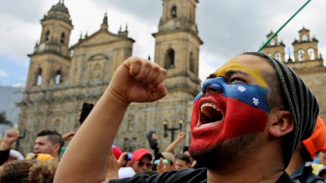 Des Vénézuéliens vivant en Colombie ont manifesté à Bogota. [Keystone - Leonardo Munoz]