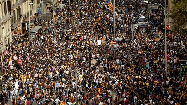 Des dizaines de manifestants ont envahi les rues de Barcelone le 3 octobre 2017, arborant l'Estelada, symbole de la volonté d'indépendance catalane. [AP Photo - Keystone - Francisco Seco]