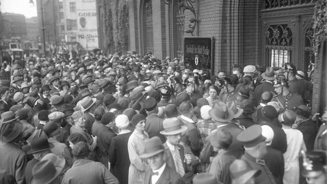 Des épargnants font la queue devant la Berliner Sparkasse au moment de la fermeture des banques (13 juillet 1931). [Aktuelle-Bilder-Centrale (Bild 102) - Georg Pahl]