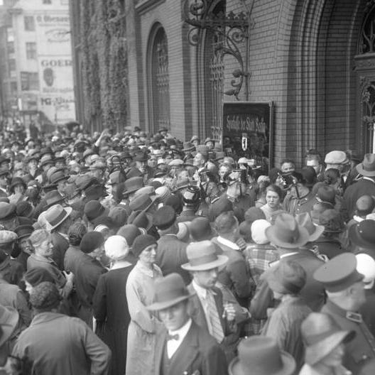 Des épargnants font la queue devant la Berliner Sparkasse au moment de la fermeture des banques (13 juillet 1931). [Aktuelle-Bilder-Centrale (Bild 102) - Georg Pahl]