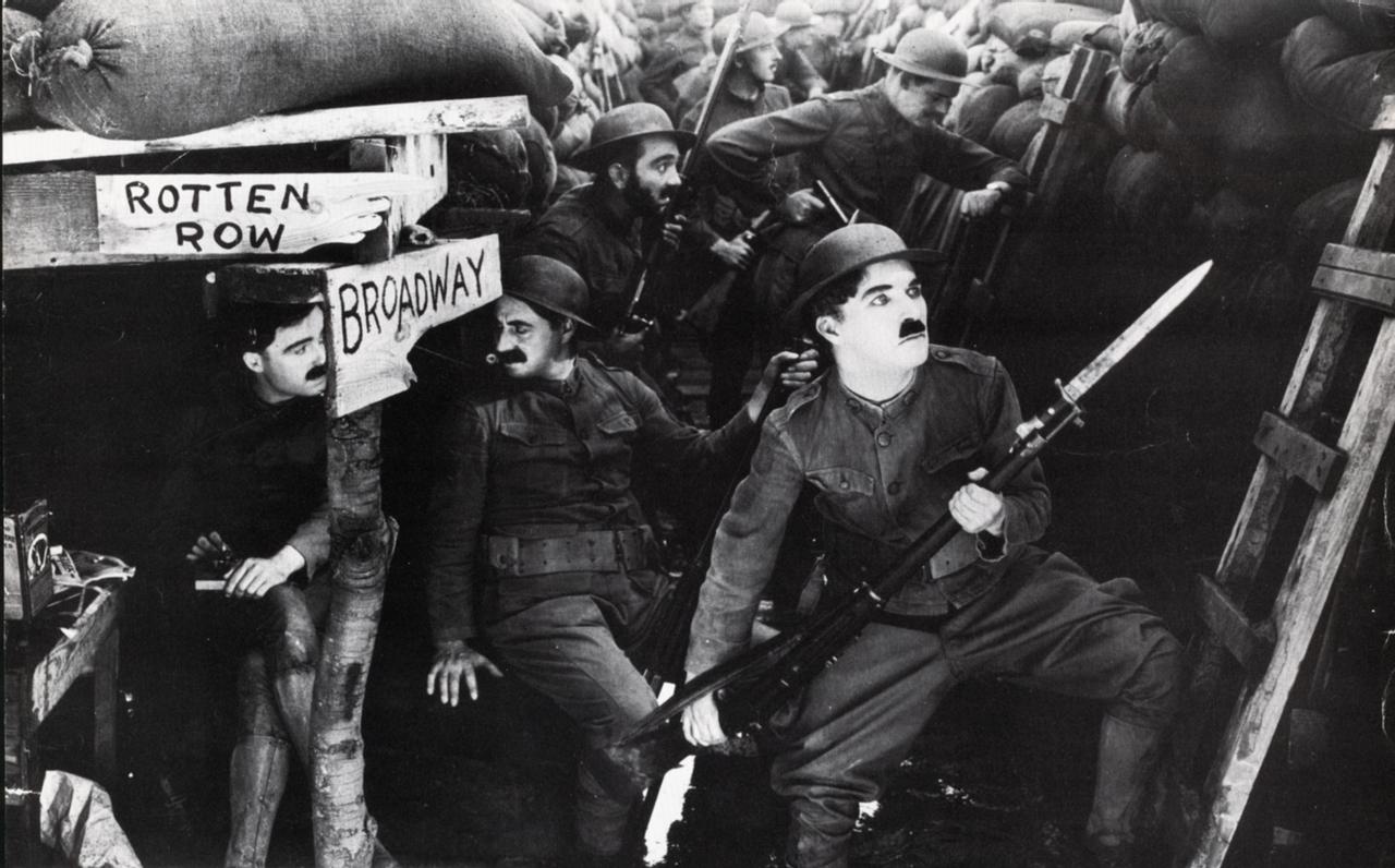 On lui reprocha de ne pas s'être engagé. Il répond par le réaliste "Charlot soldat" en 1918. [Archives du 7eme Art / Photo12/AFP]