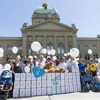 manifestation en faveur du congé paternité devant le Palais fédéral, le 4 juillet 2017.