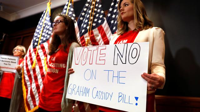 Des militants protestent contre la motion des Républicains visant à abroger l'Obamacare. [REUTERS - Kevin Lamarque]