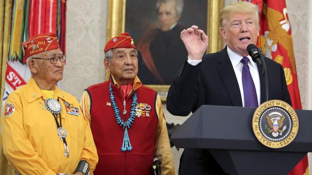 Le président américain Donald Trump lors d'une cérémonie en l'honneur de Navajos enrôlés par l'armée américaine, le 27 novembre 2017. [keystone - Oliver Contreras]