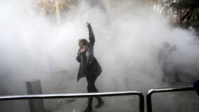 Une étudiante proteste contre le régime devant l'université de Téhéran. [Keystone - AP]