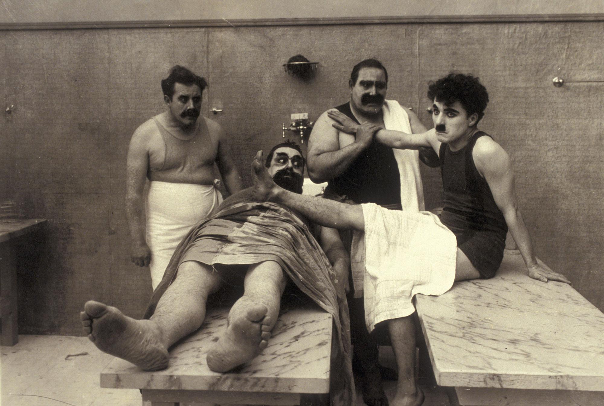 Le rapport au corps, capital pour Chaplin, ici dans "Charlot en cure" 1917 [Archives du 7eme Art / Photo12/AFP]