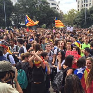 La manifestation étudiante à Barcelone sur la place de Catalogne. [RTS - Cédric Guigon]