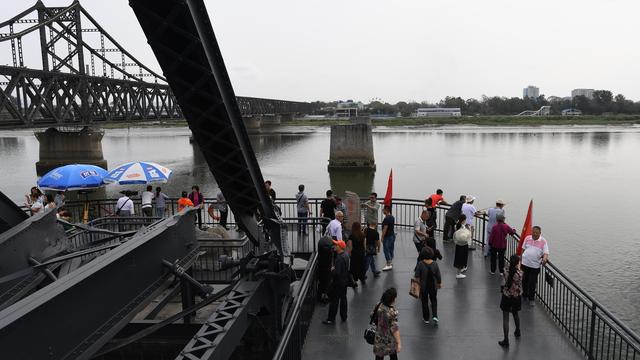 Les Chinois se pressent à Dandong pour traverser la rivière qui les sépare de la Corée du Nord. [afp - Greg Baker]