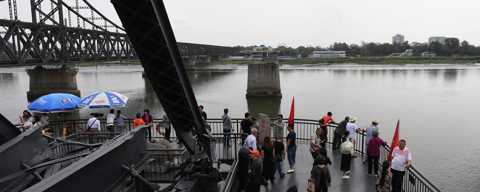 Les Chinois se pressent à Dandong pour traverser la rivière qui les sépare de la Corée du Nord. [afp - Greg Baker]