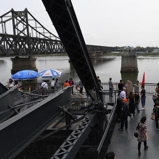 Les Chinois se pressent à Dandong pour traverser la rivière qui les sépare de la Corée du Nord. [afp - Greg Baker]
