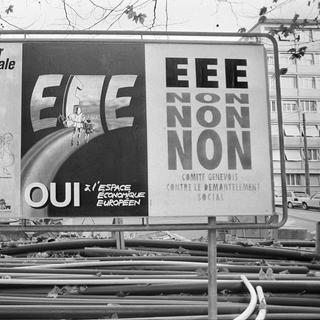 Des affiches de vote en vue de la votation sur l'adhésion de la Suisse à l'Espace économique européen (EEE), le 6 décembre 1992. [Keystone]