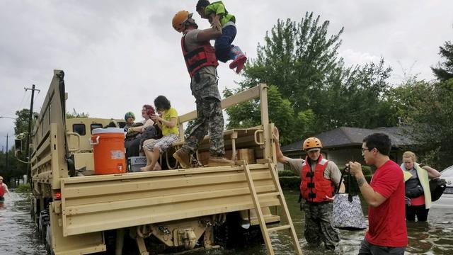 Des soldats aident des habitants de Houston à fuir les inondations. [Keystone - EPA/LT. ZACHARY WEST]