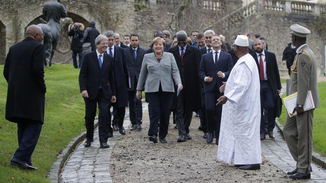 Au premier rang, les dirigeants italien, allemand et français avec face à eux, de dos, le président malien Ibrahim Boubacar Keita, le 13 décembre à Saint-Cloud, près de Paris. [AFP - PHILIPPE WOJAZER]