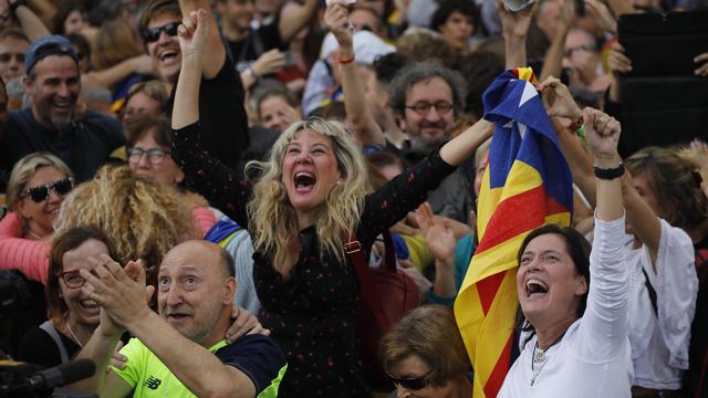 Des manifestants séparatistes réagissent à la décision du Parlement régional de la Catalogne de déclarer l'indépendance de la région. [Keystone - Emilio Morenatti]