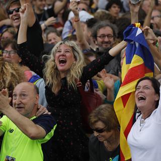 Des manifestants séparatistes réagissent à la décision du Parlement régional de la Catalogne de déclarer l'indépendance de la région. [Keystone - Emilio Morenatti]