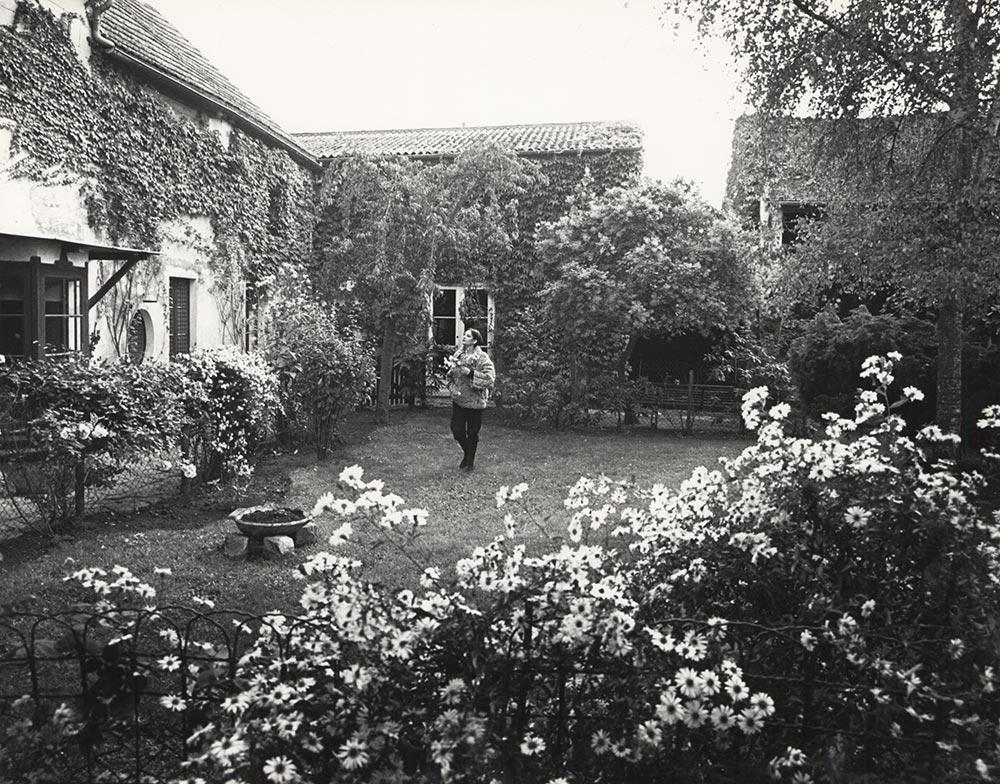 Barbara dans son jardin de Precy, à l'automne 1989 [Exposition Philarmonique de Paris - Marcel Imsand, fondation Perlimpinpin]