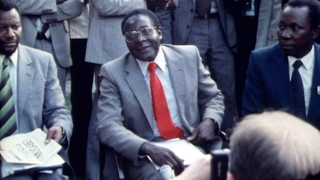 Robert Mugabe, vainqueur des élections ayant suivi l'indépendance du Zimbabwe, 1980. [RTS]