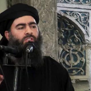 Le chef du groupe Etat islamique, Abou Bakr al-Baghdadi, sur une des seules images de lui remontant à 2014. [Keystone - AP Photo/Militant video]