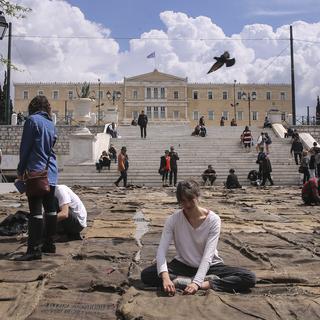 La performance "Check Point" d'Ibrahim Mahama à Athènes pour la Documenta. [AFP - Ayhan Mehmet]