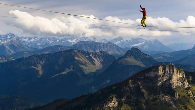 Un participant au Highliner Extreme 2017 en pleine traversée au sommet du Moleson. [Keystone - Valentin Flauraud]