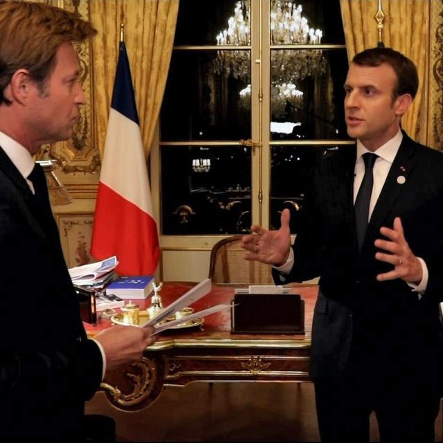 Le journaliste Laurent Delahousse avec Emmanuel Macron lors d'une interview sur France 2. [AFP/France2]