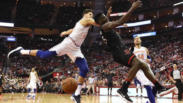 Clint Capela subit la faute par Doug McDermott. [Eric Christian Smith]