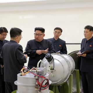 Le numéro un nord coréen Kim Jong-Un inspectant une bombe à hydrogène probablement destinée à un missile balistique. [Korean Central News Agency/Korea News Service via AP]
