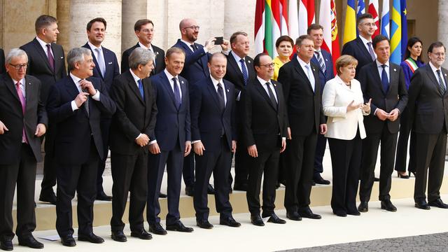 Les dirigeants de l'UE réunis pour une photo de famille sur la place du Capitole. [Reuters - Tony Gentile]