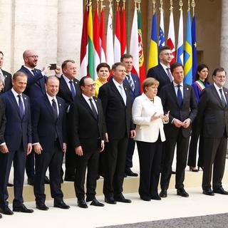 Les dirigeants de l'UE réunis pour une photo de famille sur la place du Capitole. [Reuters - Tony Gentile]
