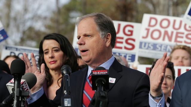 Le démocrate Doug Jones s'exprimait devant la presse juste après avoir déposé son bulletin de vote. [Marvin Gentry]