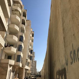 Les derniers immeubles construits à Kafr Aqab, quartier arabe de Jérusalem, font face au mur de séparation. [RTS - Aude Marcovitch]