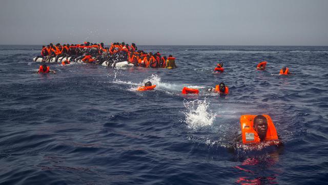 Des migrants tentant de rejoindre à la nage le navire de secours d'une ONG au large de la Libye en juillet 2017. [AP/Keystone - Santi Palacios]